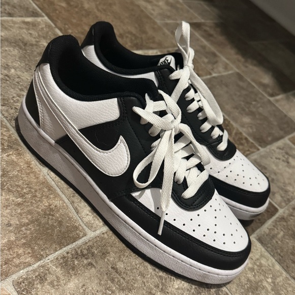 Nike Classic Black and White Low-Tops - Picture 1 of 6